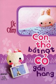 Con Thỏ 'Bắt Nạt' Cỏ Gần Hang